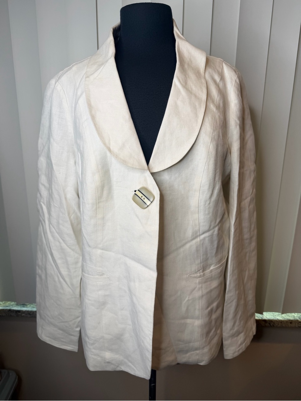 Per Una ivory blazer is crafted from 100% linen single-button closure Size 18